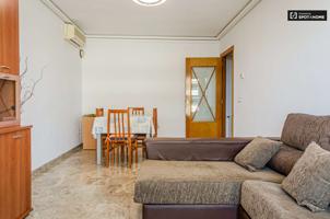 Elegante apartamento de 2 dormitorios en alquiler en Quatre Carreres photo 0
