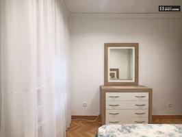 Elegante habitación solo para mujeres en apartamento de 4 dormitorios en Ciudad Lineal photo 0