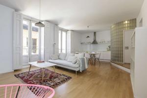 Moderno apartamento de 2 dormitorios con aire acondicionado en alquiler cerca de Sol photo 0