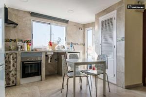 Piso de 4 habitaciones en alquiler en El Carme, Valencia, solo para trabajadores y estudiantes de postgrado. photo 0
