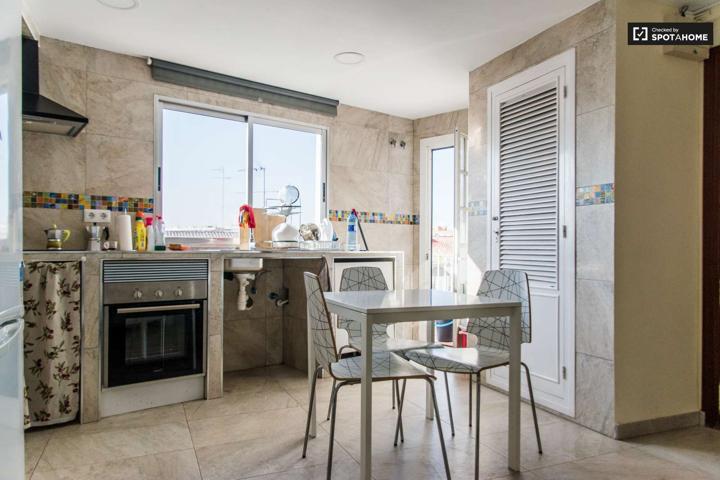 Piso de 4 habitaciones en alquiler en El Carme, Valencia, solo para trabajadores y estudiantes de postgrado. photo 0