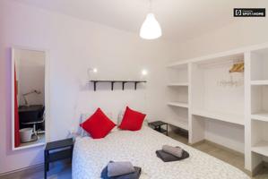 Se alquila habitación en apartamento de 3 dormitorios en Barcelona photo 0