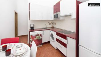 Se alquila piso de 2 habitaciones en Embajadores, gastos incluidos. photo 0