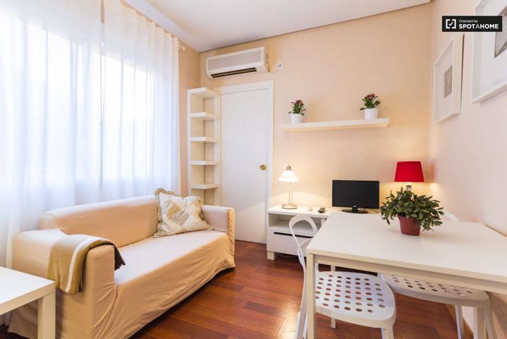 Moderno y acepta mascotas en apartamento de 1 dormitorio con aire acondicionado en el corazón de Salamanca photo 0