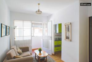 Apartamento de 3 dormitorios con terraza privada en alquiler en Guindalera photo 0