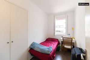 Se alquila habitación en piso de 4 dormitorios en Barcelona photo 0