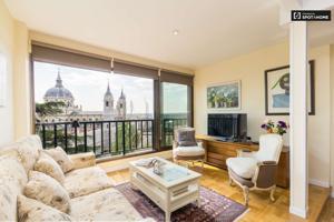 Elegante apartamento de 2 dormitorios con vistas impresionantes en Madrid centro de la ciudad photo 0