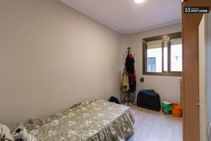 Se alquila habitación en apartamento de 3 dormitorios en Barcelona photo 0