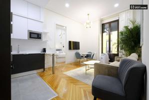 Elegante apartamento de 1 dormitorio en alquiler en Malasaña photo 0