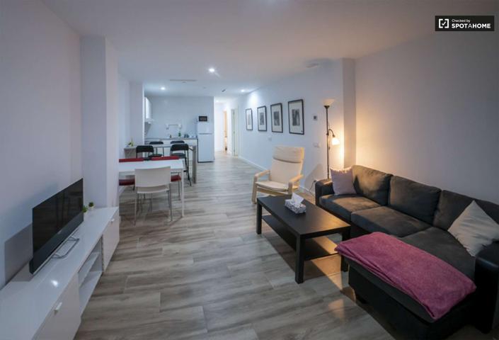 Se alquila piso de 2 habitaciones en La Petxina, gastos incluidos. photo 0