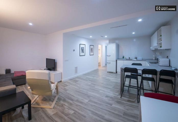 Se alquila piso de 2 habitaciones en La Petxina, gastos incluidos. photo 0