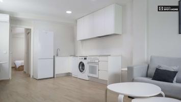 Apartamento de 1 dormitorio en alquiler en Valdeacederas, Madrid photo 0