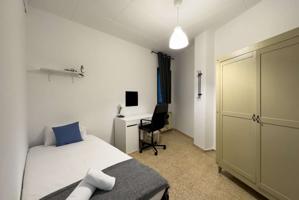 ¡Habitaciones en alquiler en un apartamento de 7 habitaciones en Barcelona! photo 0