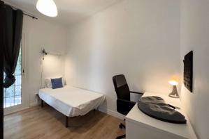 ¡Habitaciones en alquiler en un apartamento de 7 habitaciones en Barcelona! photo 0