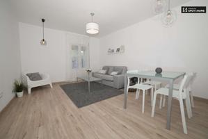 Elegante apartamento de 3 dormitorios con balcón en alquiler en Triana photo 0