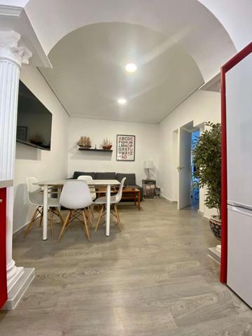 Piso de 4 habitaciones en alquiler a estudiantes en el centro de Cádiz photo 0