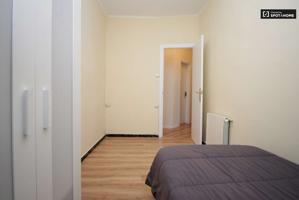 Habitación bien amueblada en alquiler en un apartamento de 3 dormitorios en Poblenou photo 0