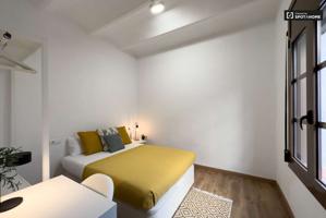 Se alquila habitación en apartamento de 3 dormitorios en Barcelona photo 0