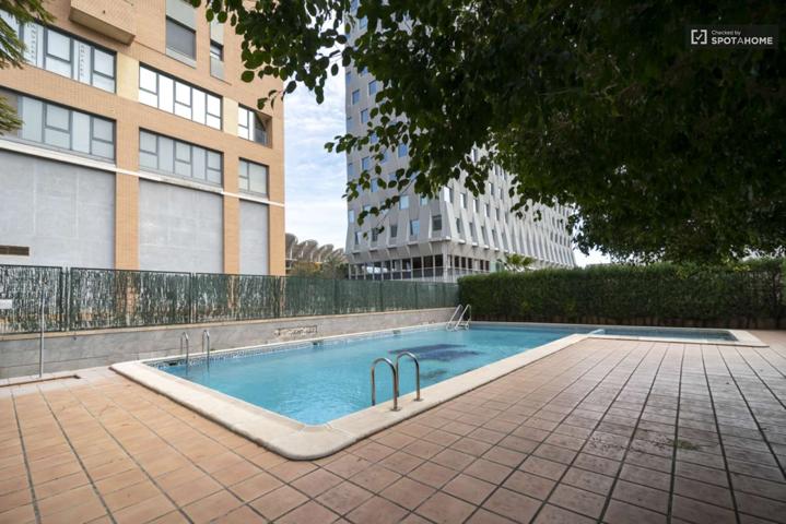 Piso de 2 habitaciones en alquiler en Campanar photo 0