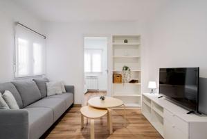 Se alquila piso de 2 habitaciones en Valdeacederas, gastos incluidos. photo 0