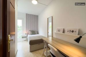 ¡Habitaciones en alquiler en un apartamento de 5 dormitorios en Barcelona! photo 0