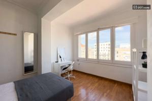 Se alquila habitación en piso de 5 dormitorios en Eixample photo 0