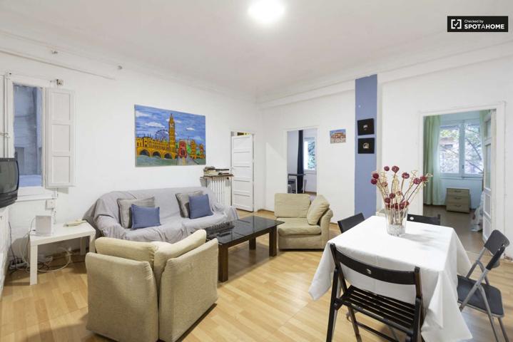 Piso bien amueblado de 3 dormitorios en Cuatro Caminos, Madrid photo 0