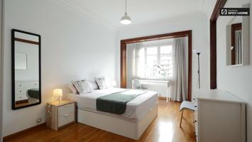 Elegante habitación en alquiler en un apartamento de 7 dormitorios en L'Esquerra de l'Eixample photo 0