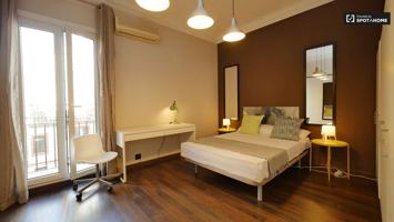 Elegante habitación con cama doble y balcón en alquiler en Gràcia photo 0