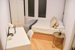 Habitaciones para alquilar en apartamento de 4 dormitorios en Barcelona photo 0