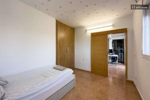 Se alquila habitación en apartamento de 3 dormitorios en Barcelona photo 0