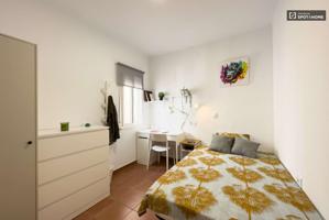 Se alquila habitación en piso de 4 dormitorios en Barcelona photo 0