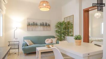 ¡Elegante apartamento de 2 dormitorios en alquiler en Madrid! photo 0