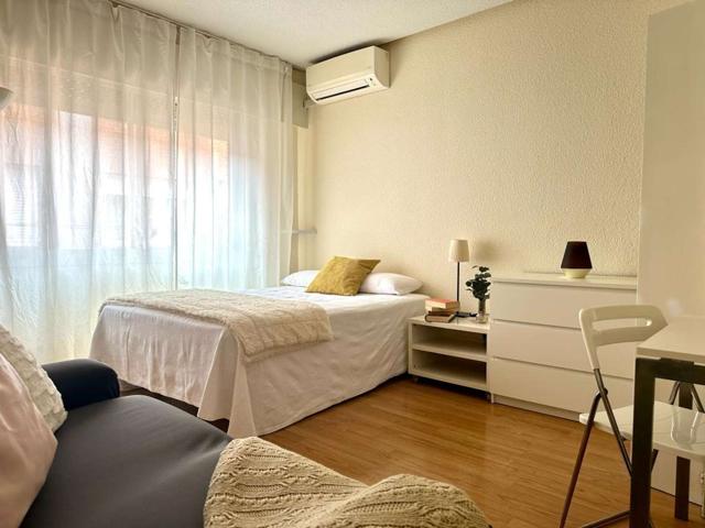 Soleado apartamento de 1 dormitorio en alquiler cerca de Metro en Salamanca photo 0