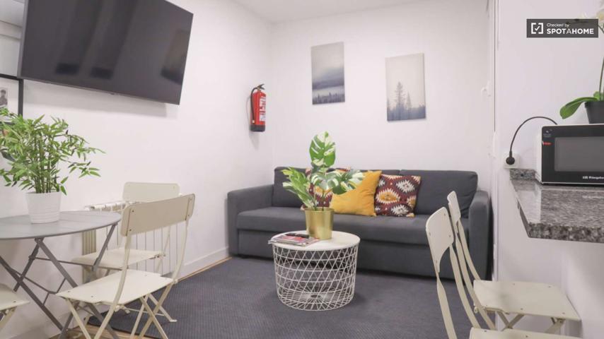 Se alquila piso de 3 habitaciones en Embajadores, gastos incluidos. photo 0