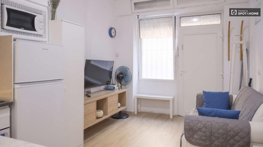 Se alquila piso de 1 dormitorio en Valdeacederas, todos los gastos incluidos. photo 0