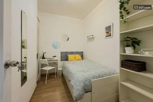 Se alquila habitación en piso de 5 dormitorios en Eixample photo 0