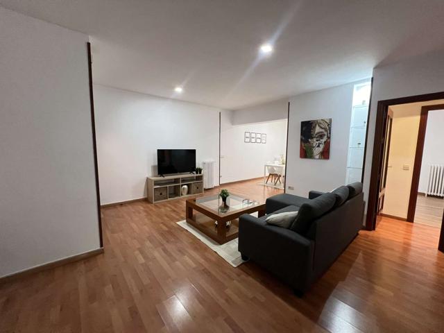 Piso de 2 habitaciones en alquiler en Castellana photo 0