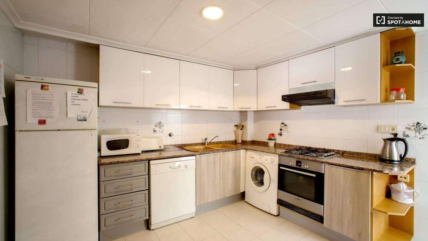 Se alquila piso de 4 habitaciones en Mislata, gastos incluidos. photo 0