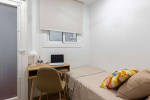 Se alquilan habitaciones en un apartamento de 3 dormitorios en Les Corts photo 0