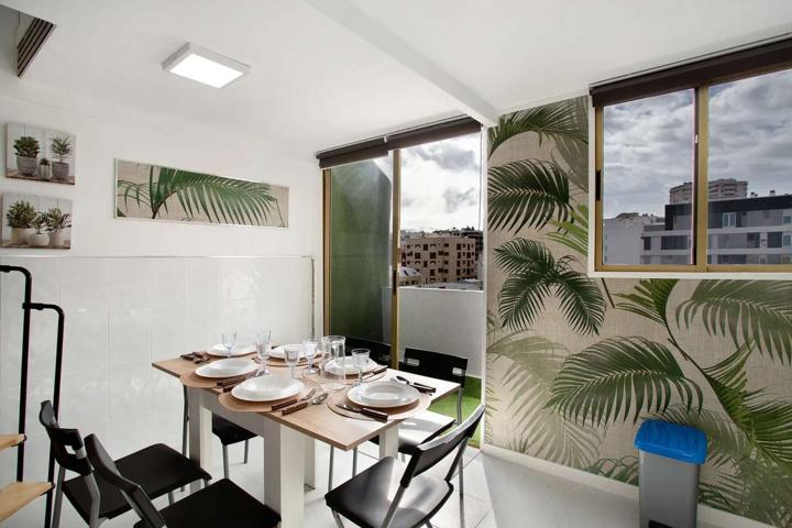 Apartamento de 2 dormitorios en alquiler en Playa Canteras photo 0