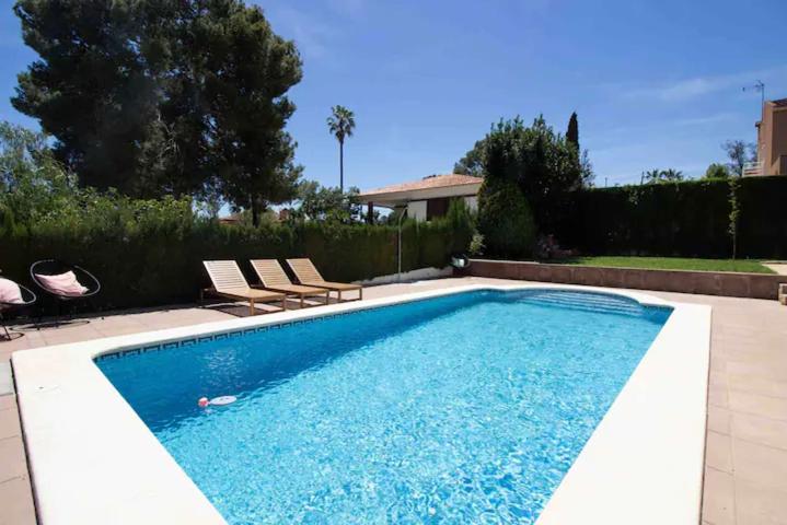Piso de 5 habitaciones en alquiler en La Pobla De Vallbona photo 0