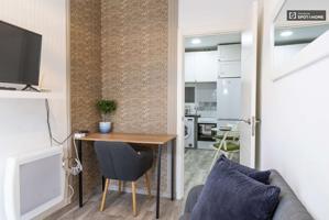 Se alquila piso de 1 dormitorio en Numancia, gastos incluidos. photo 0