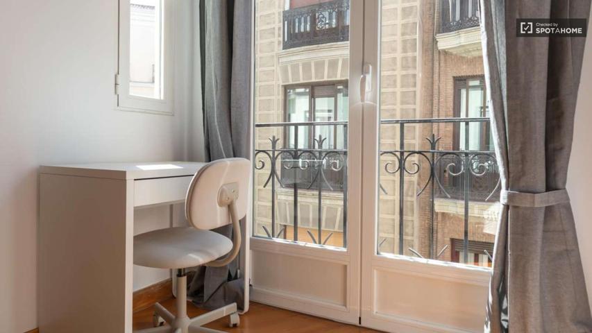 Apartamento de 1 dormitorio en alquiler en Cortes, Madrid photo 0