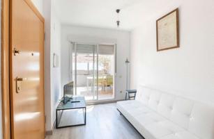 Con terraza privada, distribución en dos niveles y mucha luz natural. photo 0