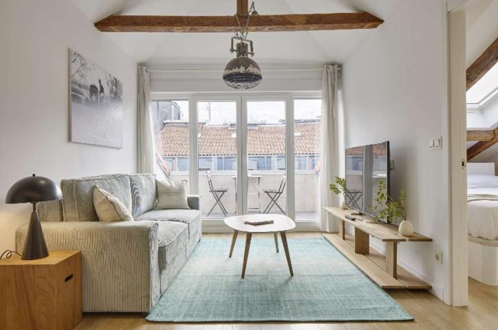 Apartamento de 2 habitaciones en alquiler en el centro, solo para profesionales. photo 0