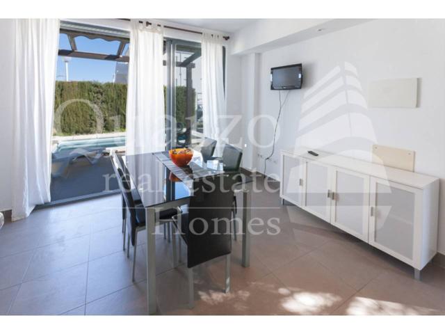 En venta espléndido chalet en Oliva Nova photo 0