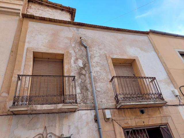 Casa cerca del Ayuntamiento para reformar o como solar para construir. photo 0