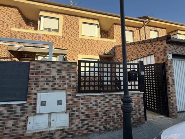 Chalet en venta en Loeches photo 0
