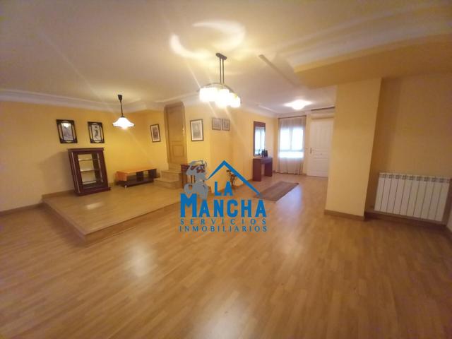 INMOBILIARIA LA MANCHA VENDE FANTÁSTICA CASA INDEPENDIENTE CON PATIO Y TERRAZA photo 0